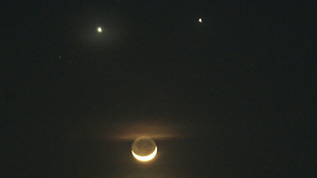 In this planetary conjunction, the planets Venus (top left), and Jupiter (top right) form a triangle with the moon. On January 31, Venus and Mars will form their own triangle with the moon.